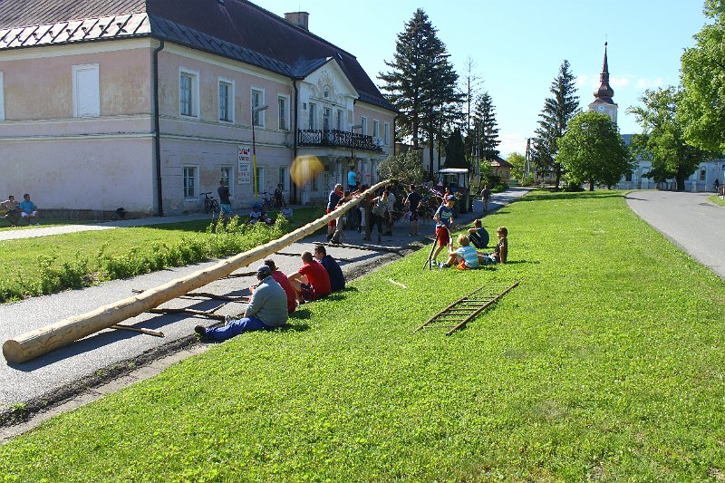 Stavanie maja (10).JPG